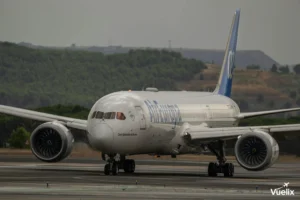 Avión en pista del Aeropuerto de Madrid-Barajas para vuelos baratos desde Madrid.